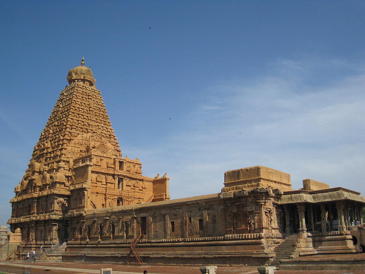 Left_side_view_Brihadeeswara
